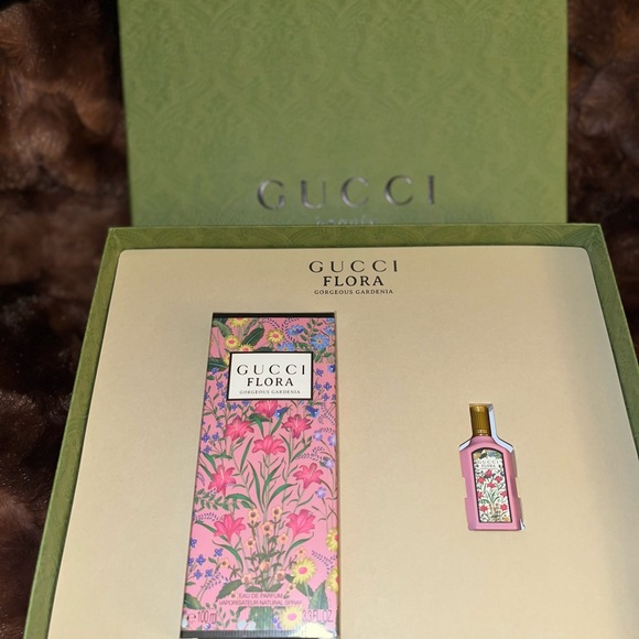 New In The Box 2 pc Flora Gorgeous Gardenia Eau de Parfum Festive Gift Set - Picture 3 of 4
